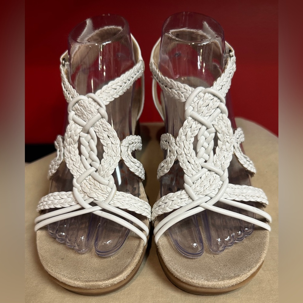 Baretraps Takara Wedge Strappy Sandals White Faux Leather Women’s Size 7.5M